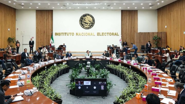 Juez impone multa de 54 mil pesos a integrantes del INE por desacato