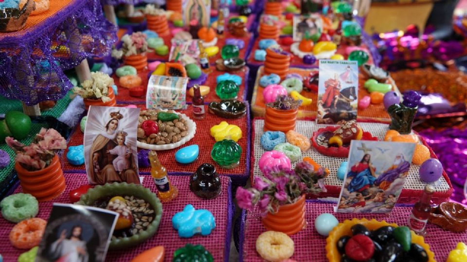 Muchos evangelizadores españoles permitieron que las ofrendas siguieran, aunque sólo si colocaban cruces en ellas.