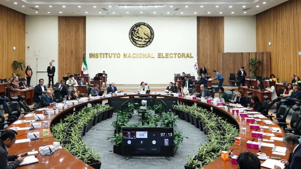 Juez multa a consejeros del INE por desacato a suspender elección judicial.